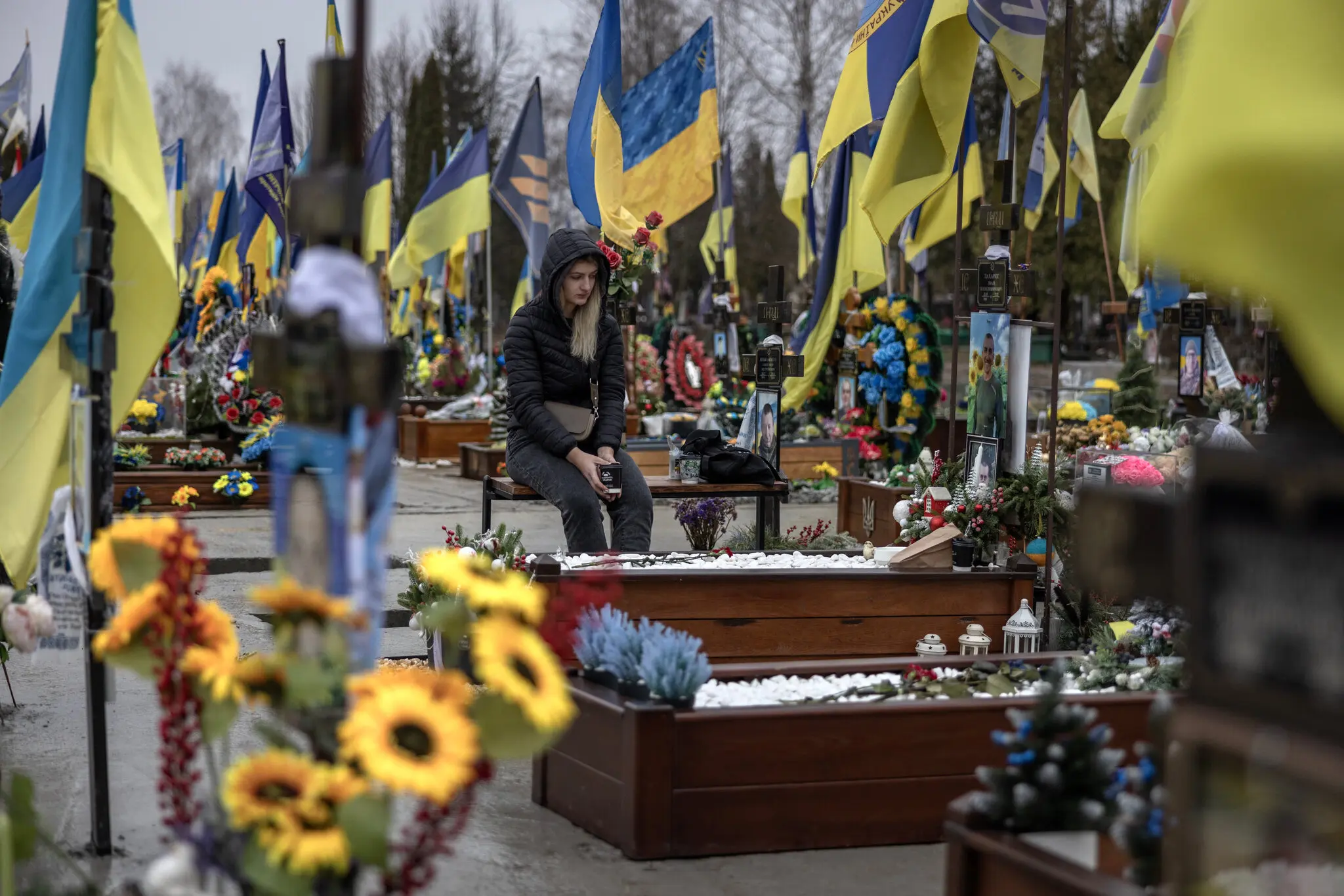 Катерина Захарук відвідує могилу свого чоловіка Івана Захарука, українського воїна, цього місяця в місті Суми на півночі. Його вбили минулого року.